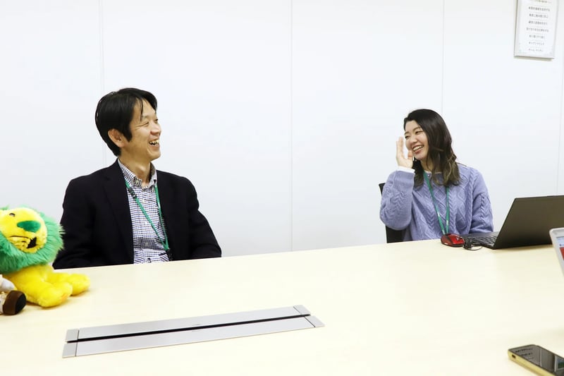 談笑する内垣さんと鈴木さん