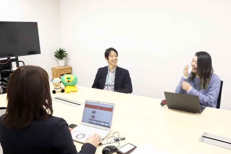 談笑する内垣さんと鈴木さん